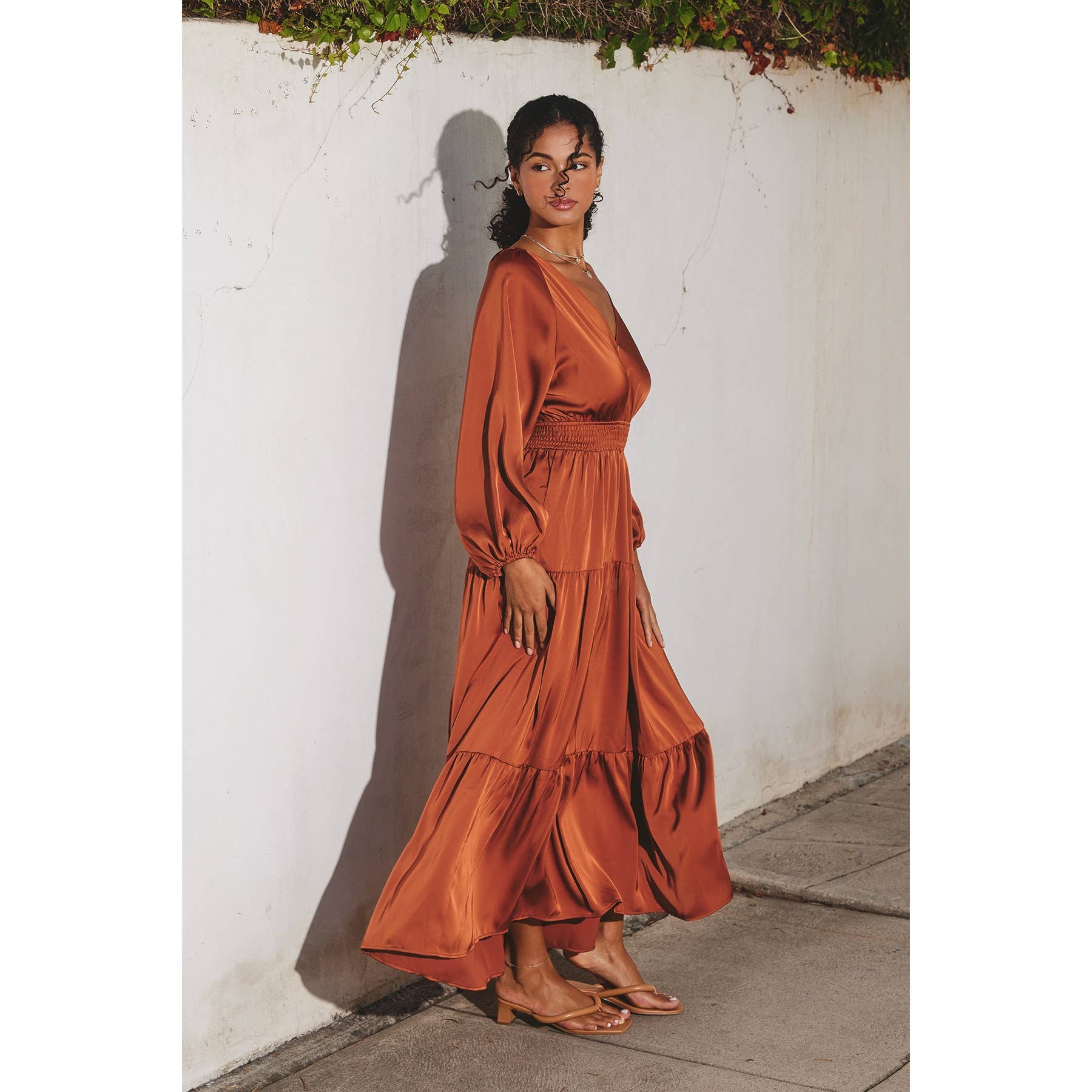 Dress Forum - Vente Robe – femme - Robe longue en satin à taille smockée4