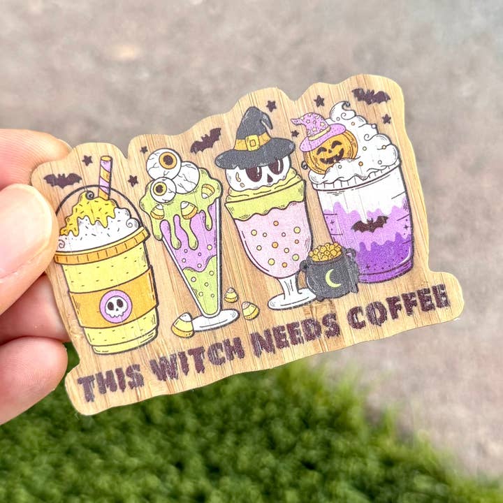 "Diese Hexe braucht Kaffee" Bambus-Holz-Aufkleber, hergestellt in Las Vegas für den Großhandel von AFK Design Co