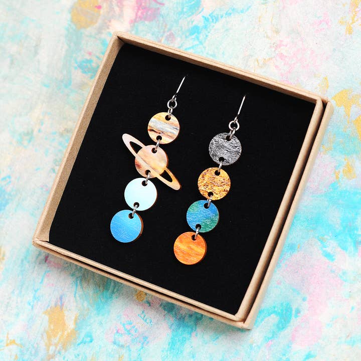 Boucles d'oreilles chandelier en bois durable Universe Solar System pour la vente par MILANKA JEWELRY