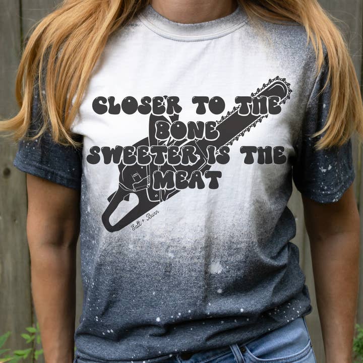 T-shirt Closer To The Bone pour la vente par Salt + Burn