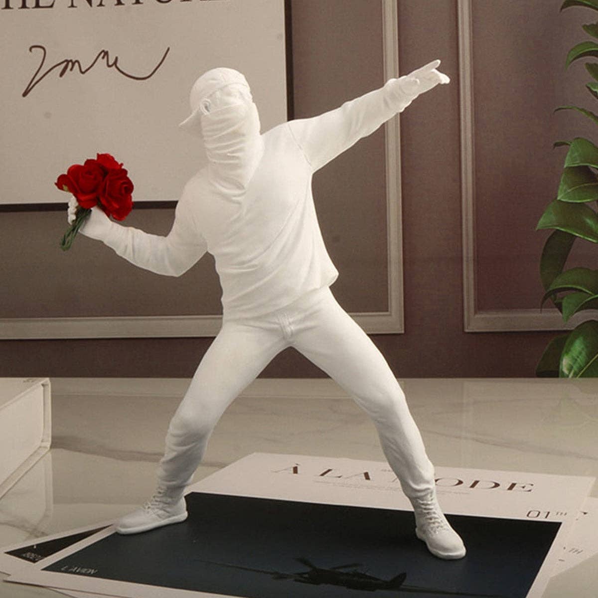 Moderny - Wholesale Decorative Figurine - Banksy Flower Rioter4