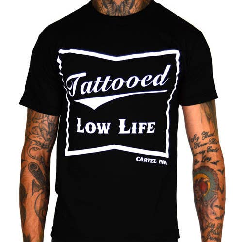 T-shirt graphique homme « Tattooed Low Life » pour la vente par Cartel Ink