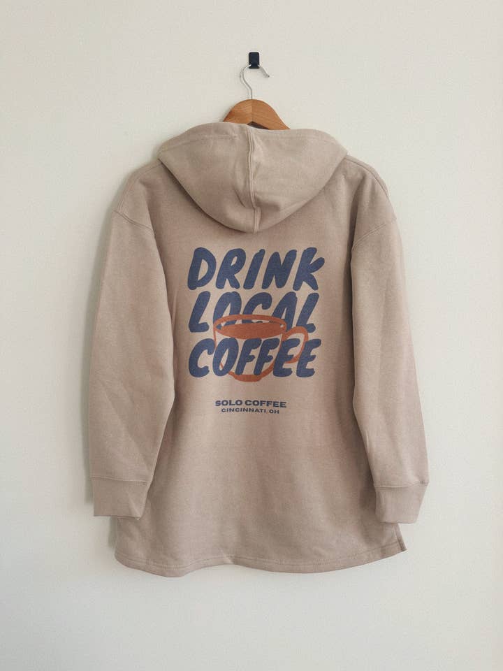 Sweat à capuche Café Local - Beige (Longueur complète) pour la vente par Relic96