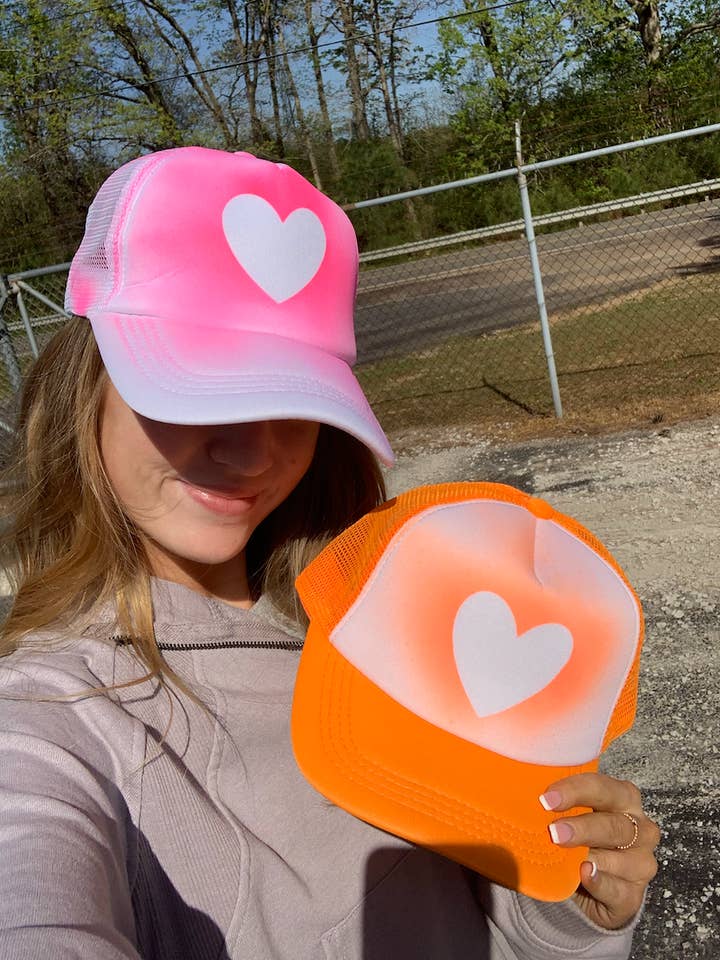 Hjertesprøjtet truckerhat for engroshandel hos Highfiveco