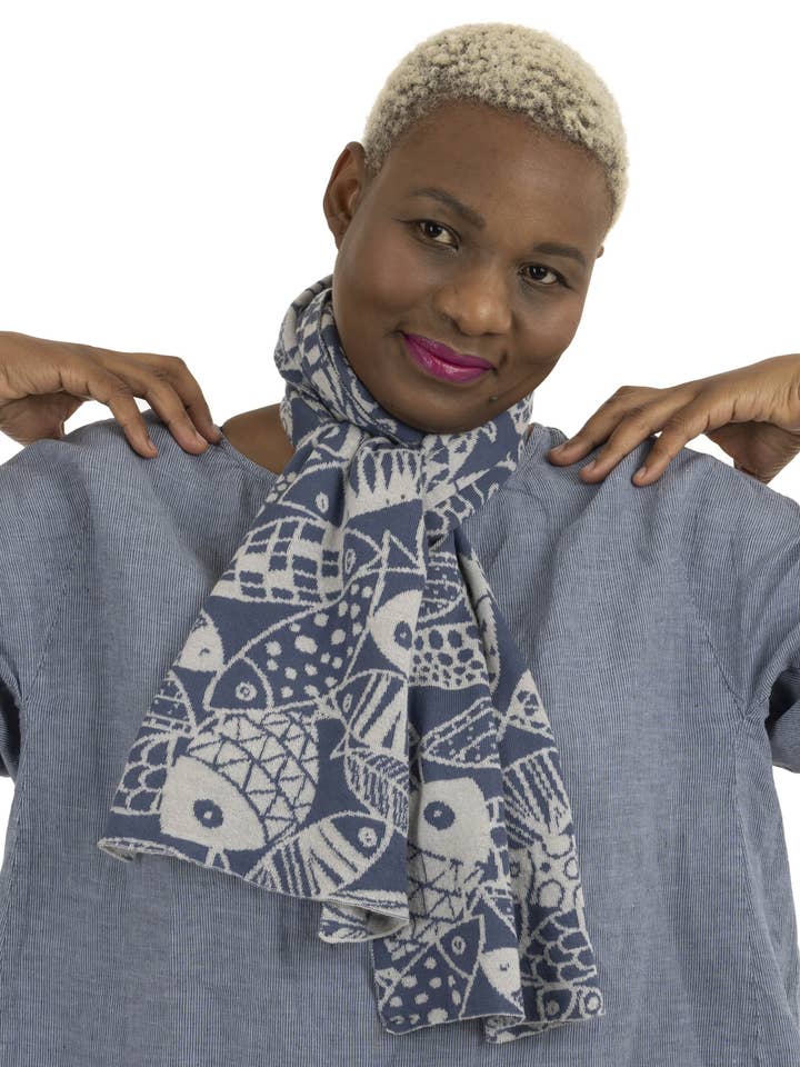 Écharpe Fjord – Jacquard en laine superfine avec motif de poisson pour la vente par McKernan