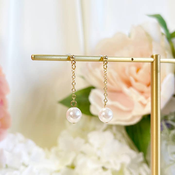 E243 dainty pearl earrings, pearl dangle earrings, pearl for wholesale by Melange Blanc