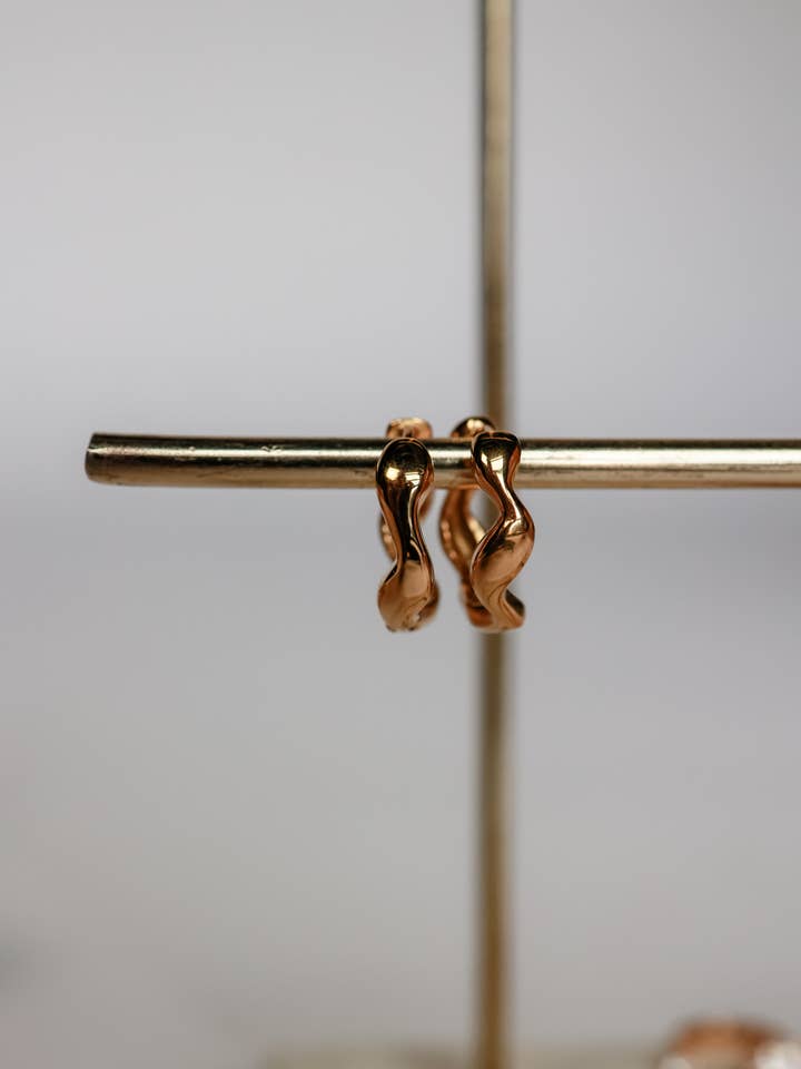 THE WAVY HOOP EARRINGS for wholesale by SHOP HARCO