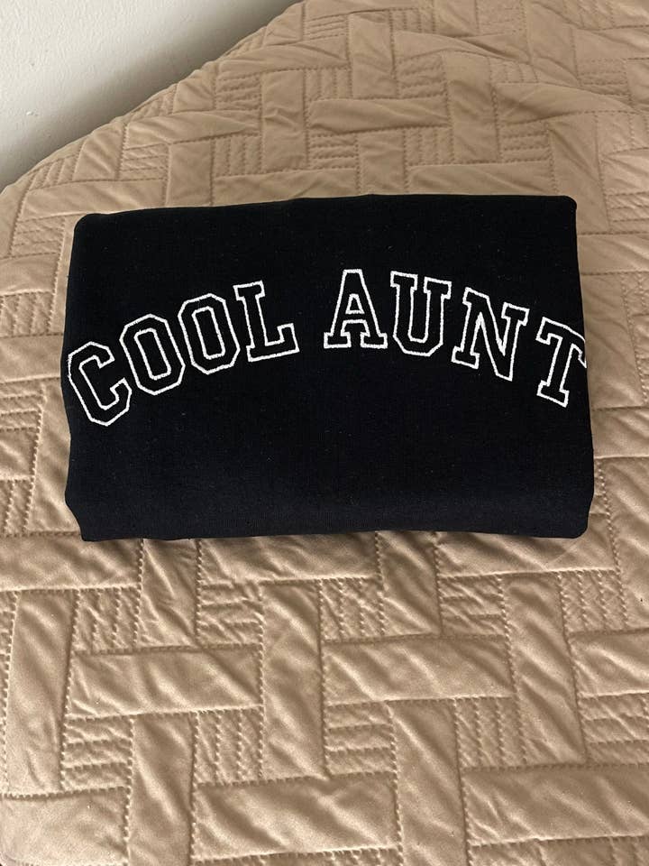 Buleana Boutique and Textiles LLC – wholesale Sweatshirt - Dam – Cool moster broderade crewneck tröjor unisex5