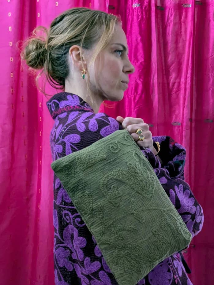 POCHETTE KANTHA UNI BRODE pour la vente par Curiosity Lab