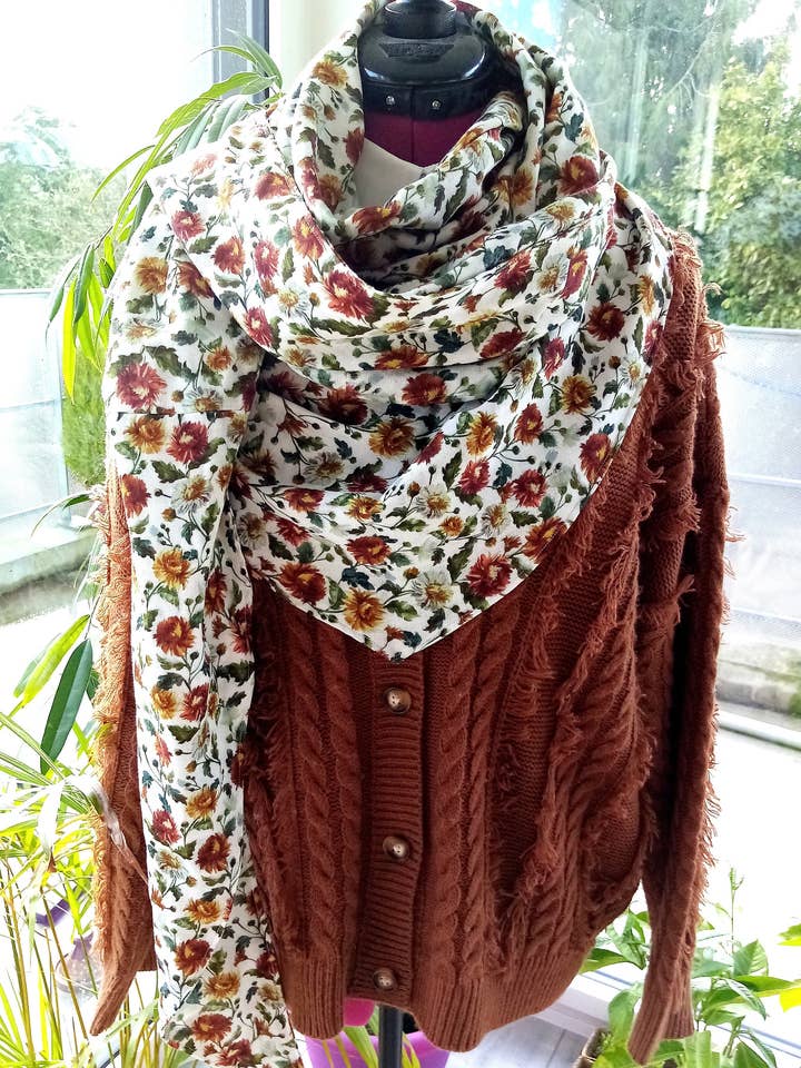 Grande sciarpa/stola in doppio voile di cotone floreale per la vendita all'ingrosso da parte di Esmée AccessoriesNco