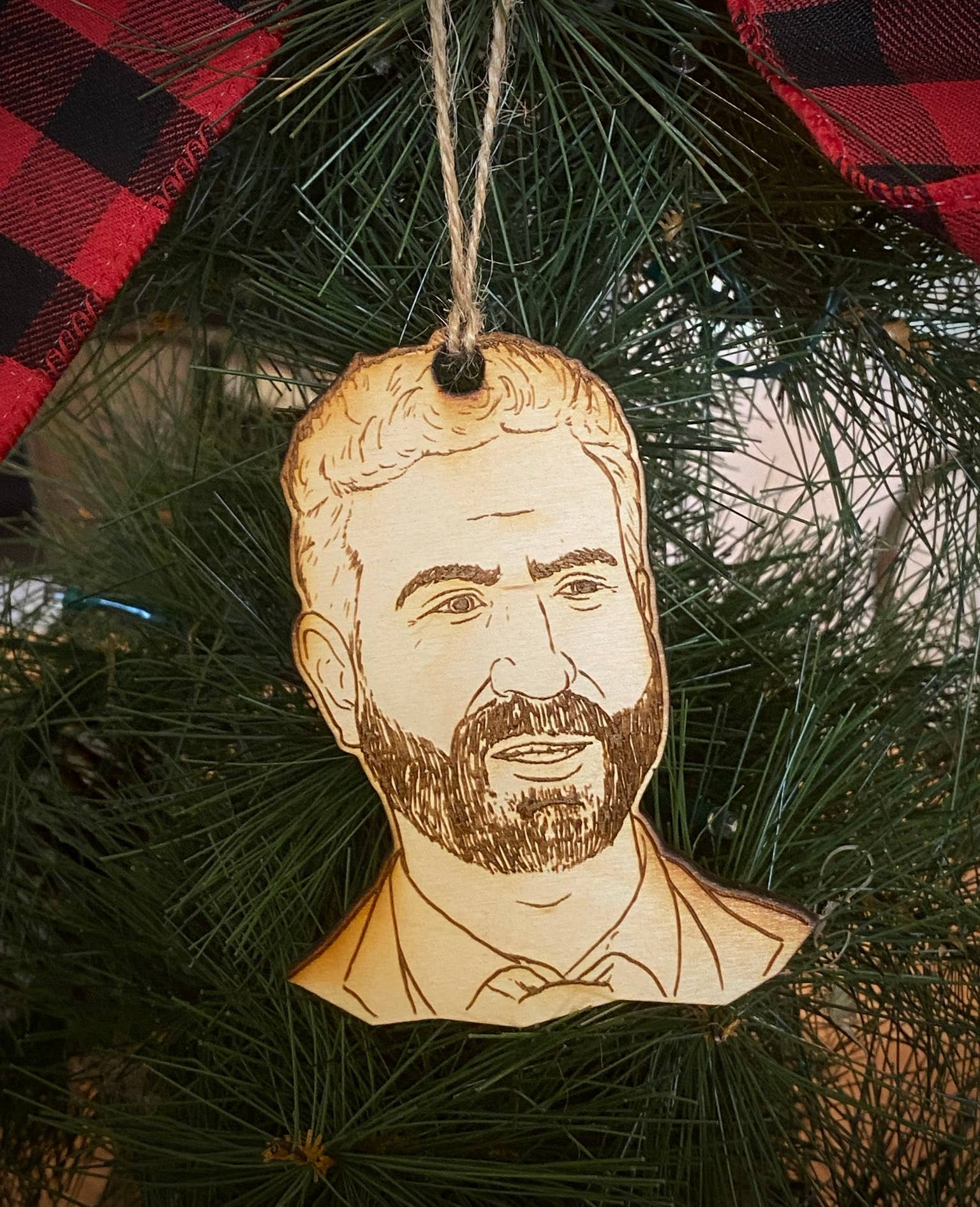 Tree YoSelf – Großhandel Verzierung – Roy Kent (Ted Lasso) hölzerne Weihnachtsverzierung0