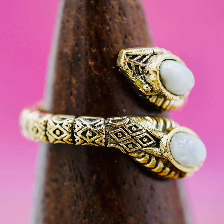 Bague Serpent en Pierre de Lune, Bague en Laiton à Deux Têtes de Serpent, Bague Serpent Enroulée pour la vente par Kaali Boutique