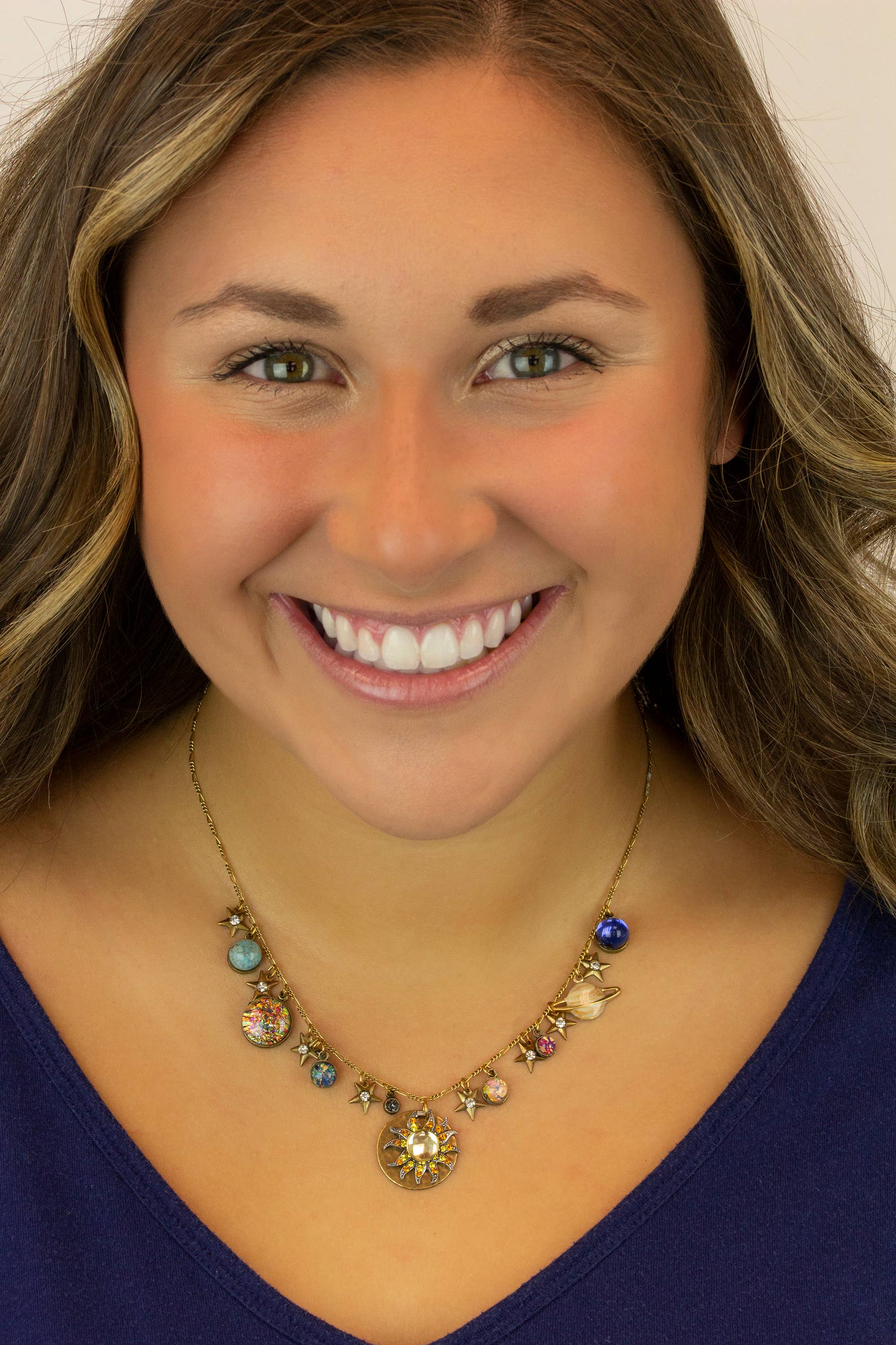 Anne Koplik Designs, Inc. – Großhandel Statement-Halsketten – Charm-Halskette mit Himmelskörpern und Kristall-Galaxien1