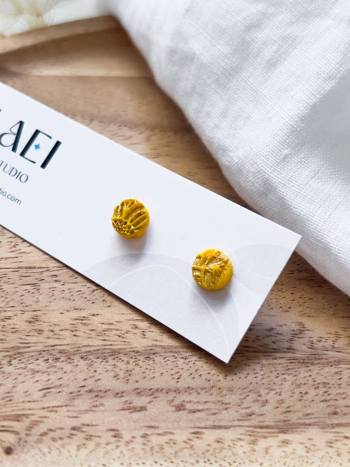 Col R ✦ Boucles d'oreilles tournesol jaune doré pour la vente par KLAEI DESIGN STUDIO