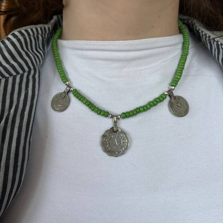 ToutVintage – wholesale Hänge-/berlockhalsband – Halsband med indiskt grönt och snäckor