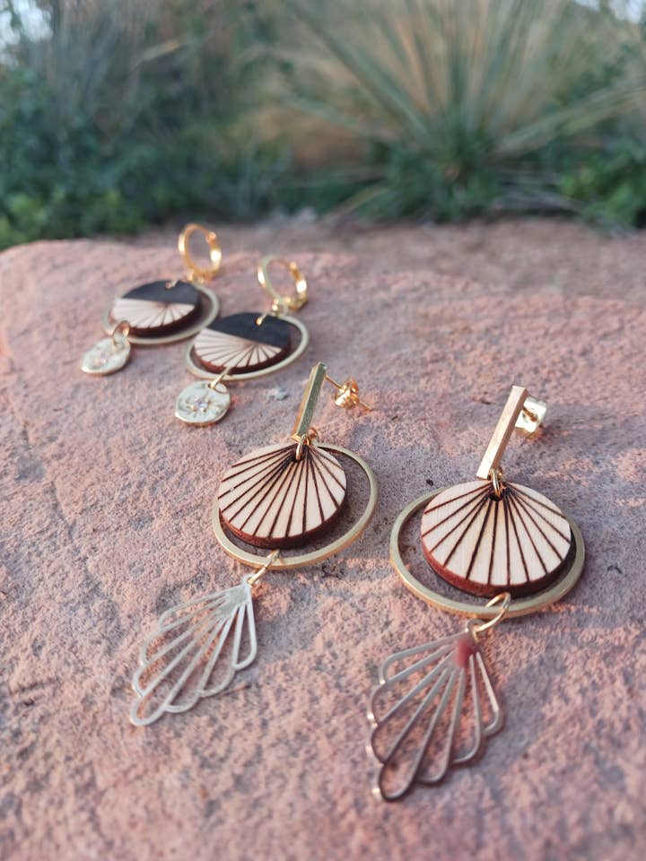 Pendientes con dijes de madera, con diseño de Tuxedo Plains + Hoop para venta al por mayor de CGDesigns