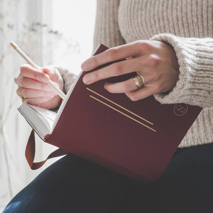 nez living | notebooks & bullet journals – wholesale Anteckningsbok – vegan bioläder anteckningsbok - Luisa; stor/rubin2