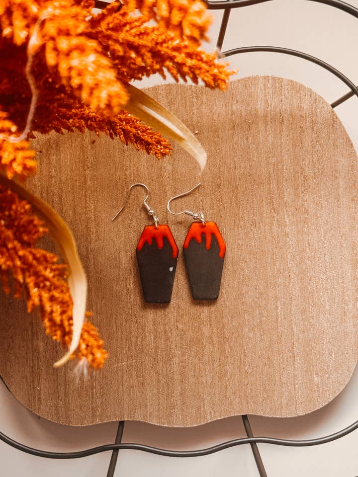 Brincos de Caixão Preto com Gota Vermelha – Halloween Gótico por atacado de Mountain Made Clay - Handmade Polymer Clay Earrings