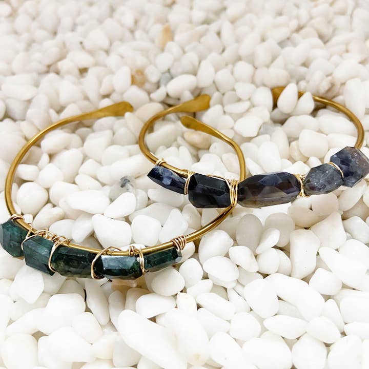 Manchette en pierres précieuses enroulée en fil métallique | Labradorite | Laiton pour la vente par Champagne on a Wednesday