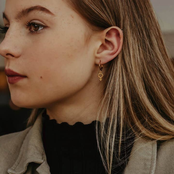 A Worthy Brand – brincos huggies por atacado – Brincos feministas - símbolo feminino Huggie Hoops3