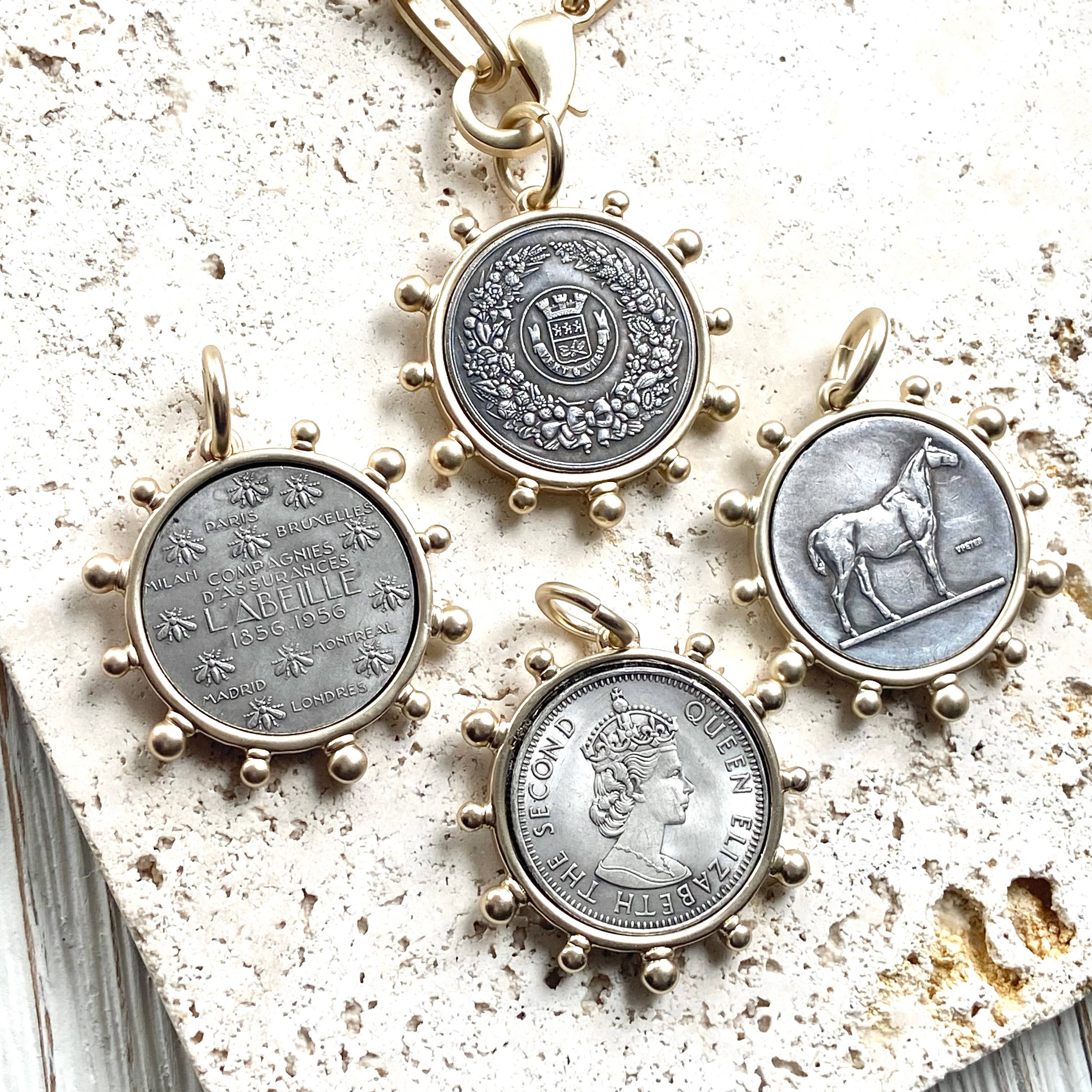 VB&CO Designs Handmade Jewelry - Vente Colliers à pendentif - Médaillon représentant un cheval, une reine de l'équitation et une abeille16