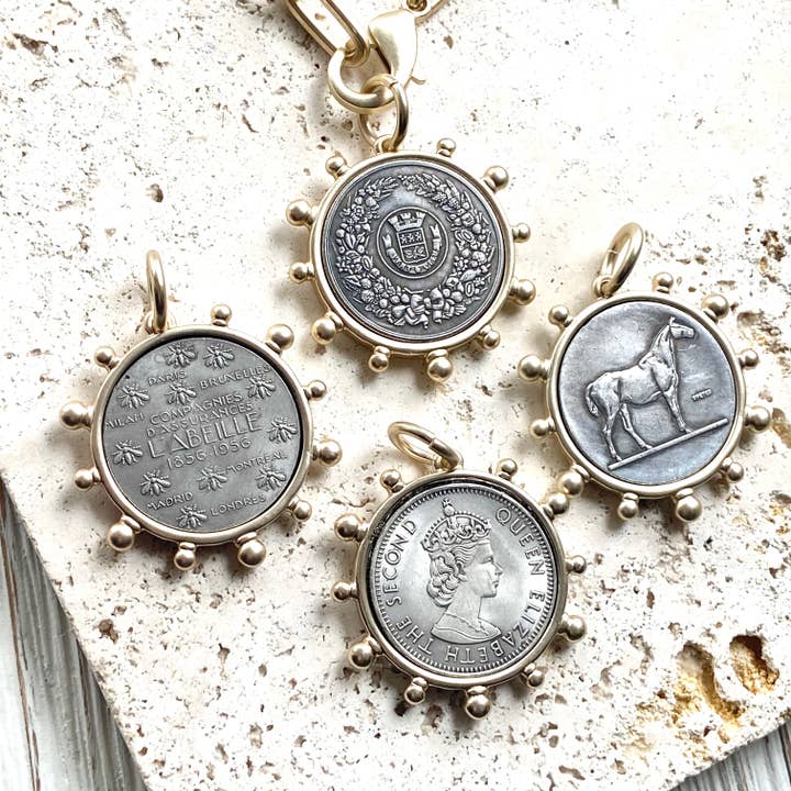 VB&CO Designs Handmade Jewelry - Vente Colliers à pendentif - Médaillon représentant un cheval, une reine de l'équitation et une abeille16