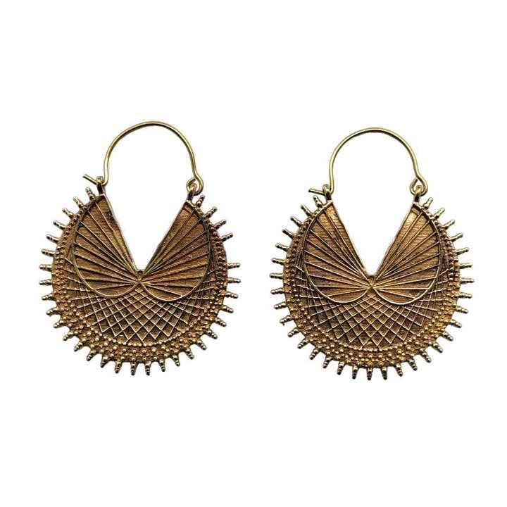 Boucles d'oreilles ethniques avec cerceau en laiton à motif tribal d'oiseau volant. pour la vente par SILVER CAVE