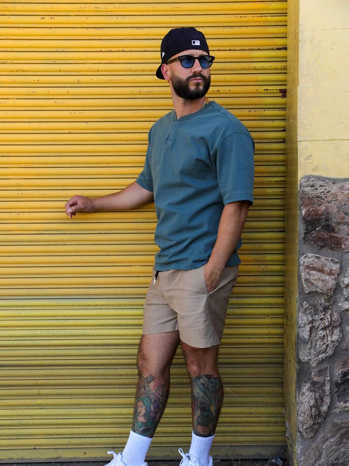 Henley décontracté bleu sarcelle pour la vente par Signature