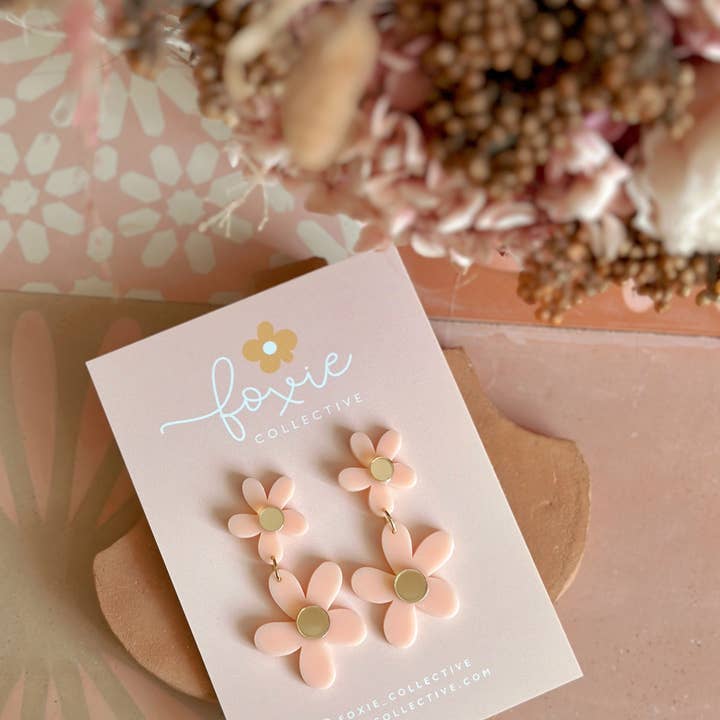 Foxie Collective – wholesale Hängande örhängen – Double Daisy Dingles | Blekrosa + Guld | GROSSISTHANDEL2