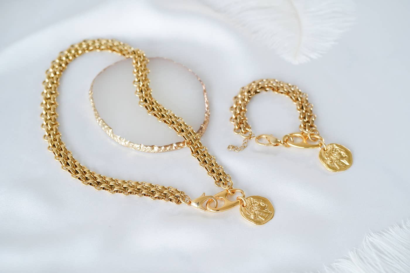 Goupi – Großhandel Kette mit Anhänger/Charm – Ethnische Ketten-Halskette mit antiker Münze – Grobkettiges Statement5