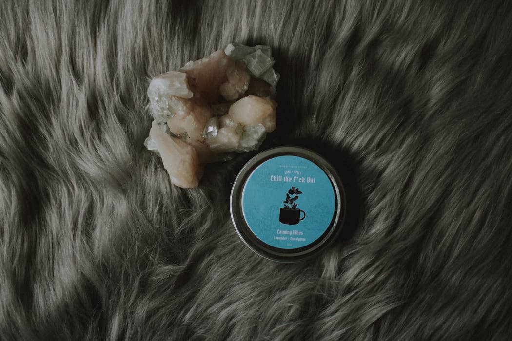 Midnight Raven Studios - Vente Bougies de voyage - Bougie en étain Chill the F*ck Out - Bougie Spell - Lavande4