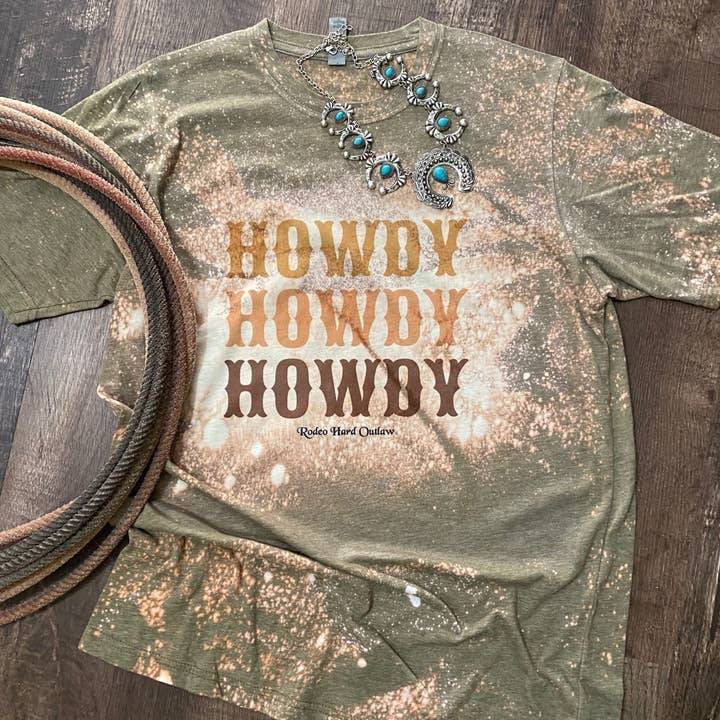 Howdy Howdy Howdy Bleached Western Graphic Tee | Rodeo Tee Tee för wholesale av Rowdy Rowels