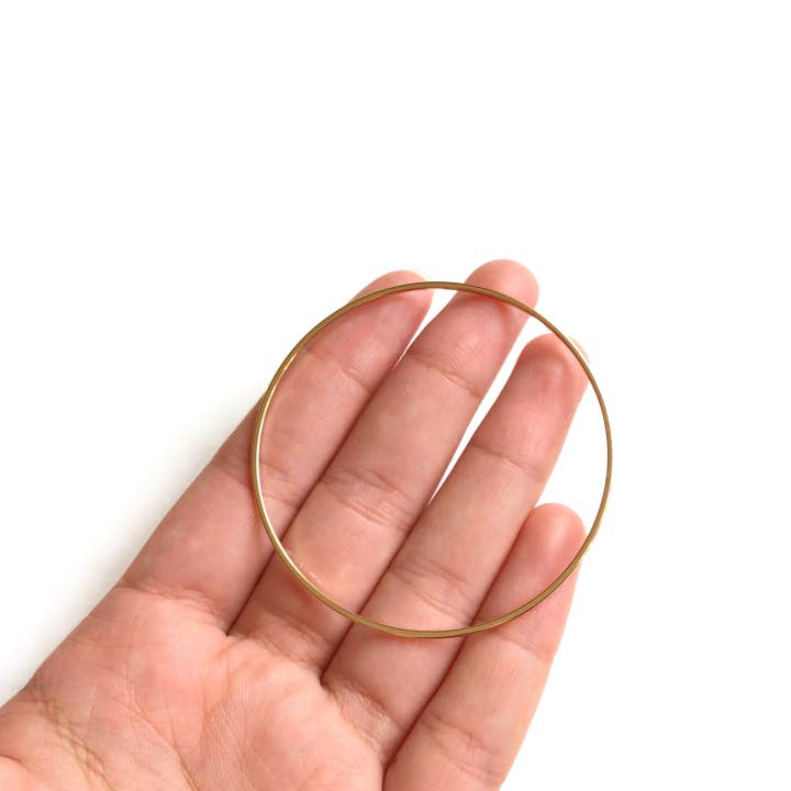 60 mm - 10 stuks ronde bedeltjes - verguld messing geslepen voor wholesale door Crafters Resort