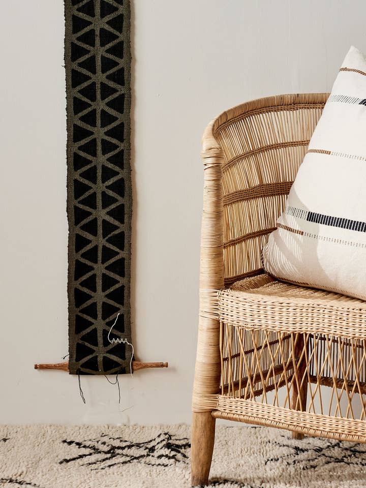 Langlevende Bogolan Muur Totem in Grijs met Zwarte Driehoeken voor wholesale door kanju Interiors