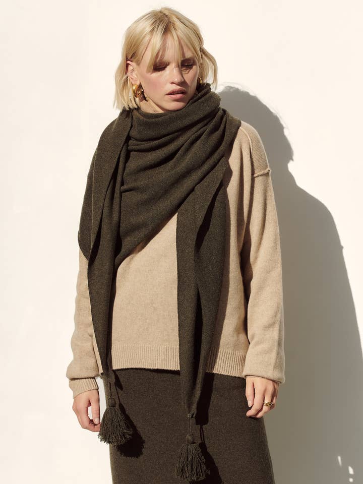 Grote driehoekige sjaal van kasjmier - Mosgroen voor wholesale door CASHMERISM