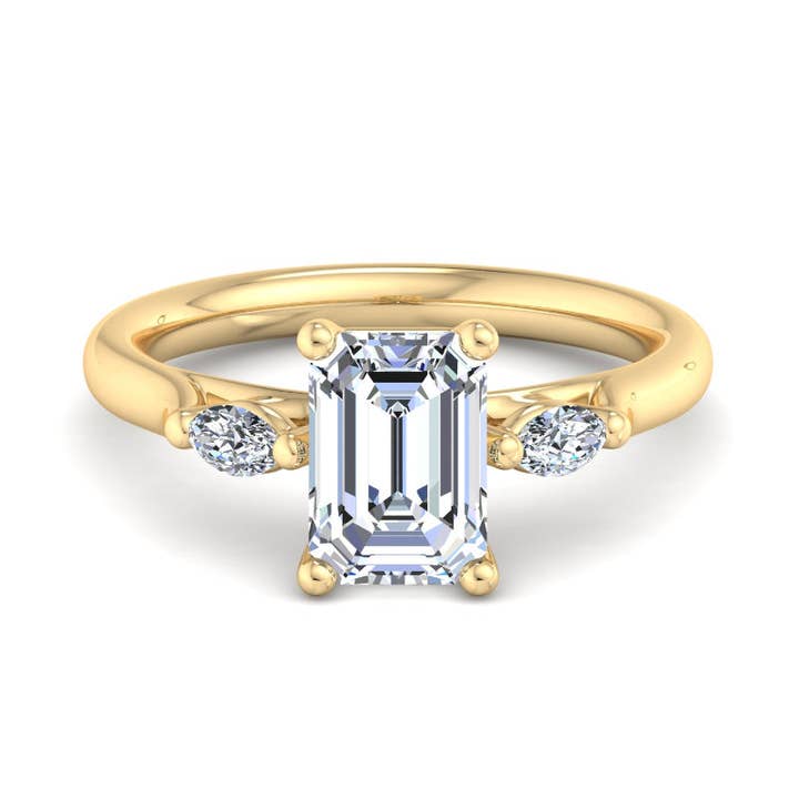 Bague de fiançailles avec centre en diamant de laboratoire taille émeraude classique et accents latéraux. pour la vente par Caratina