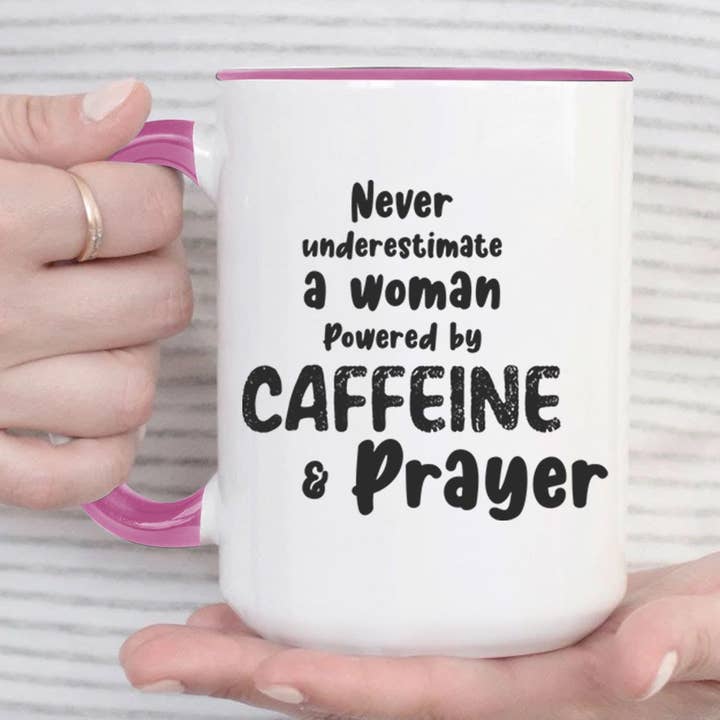 Unterschätze niemals eine Frau Powered by Coffein & Prayer für den Großhandel von Everything Mugs