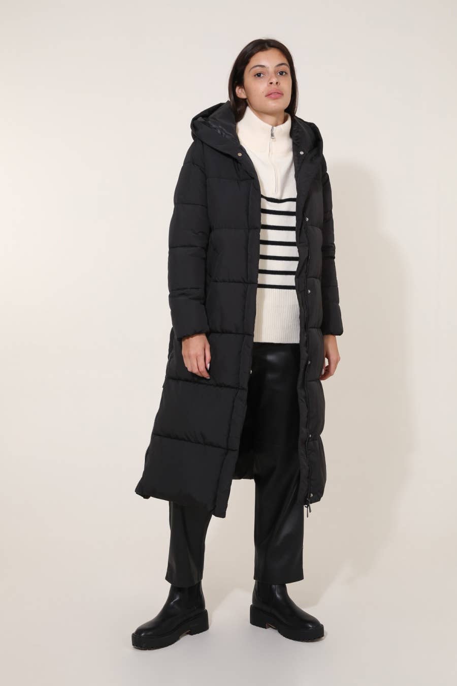 Attrait Paris - Wholesale Puffer Jacket - Women's - Long quilted down jacket with hood4