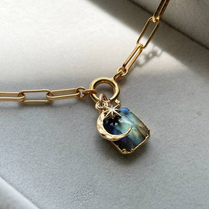 Collar Grueso de Labradorita con Luna y Estrella en Rodaja de Gema (Oro) para venta al por mayor de Decadorn