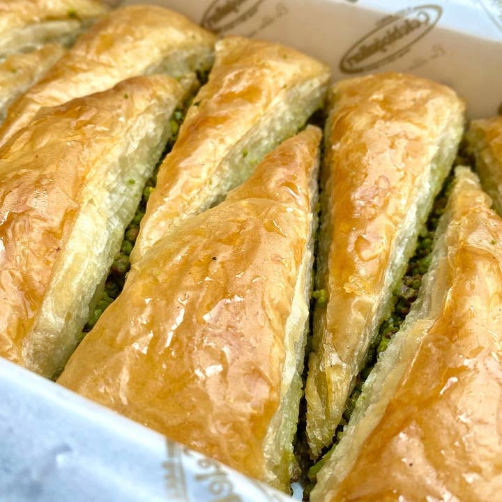 Aladdin - Wholesale Cake Mix - Celebiogullari | Antep Carrot Slice Baklava with Pistachio5
