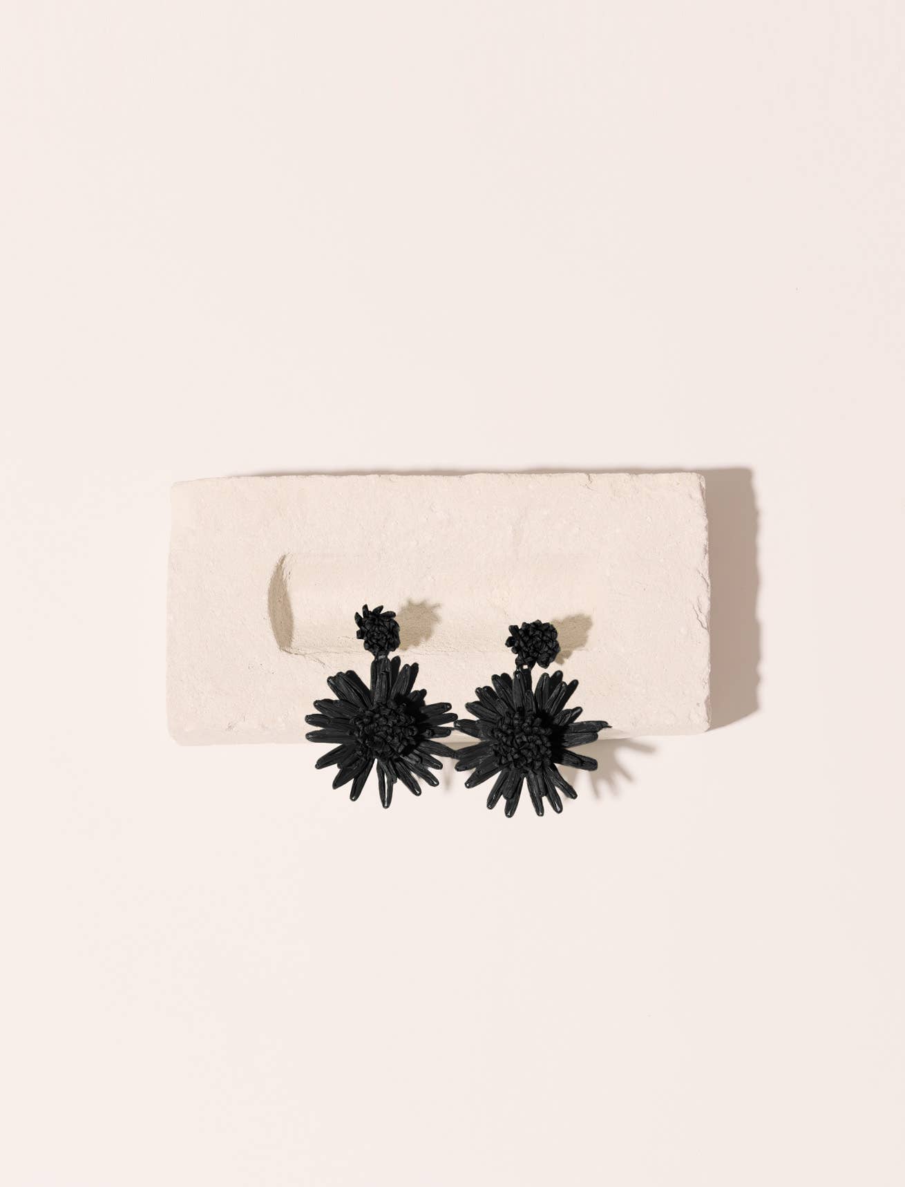 Maradji – Engroshandel Hængeøreringe og creoløreringe – Flora ørekæde i raphia