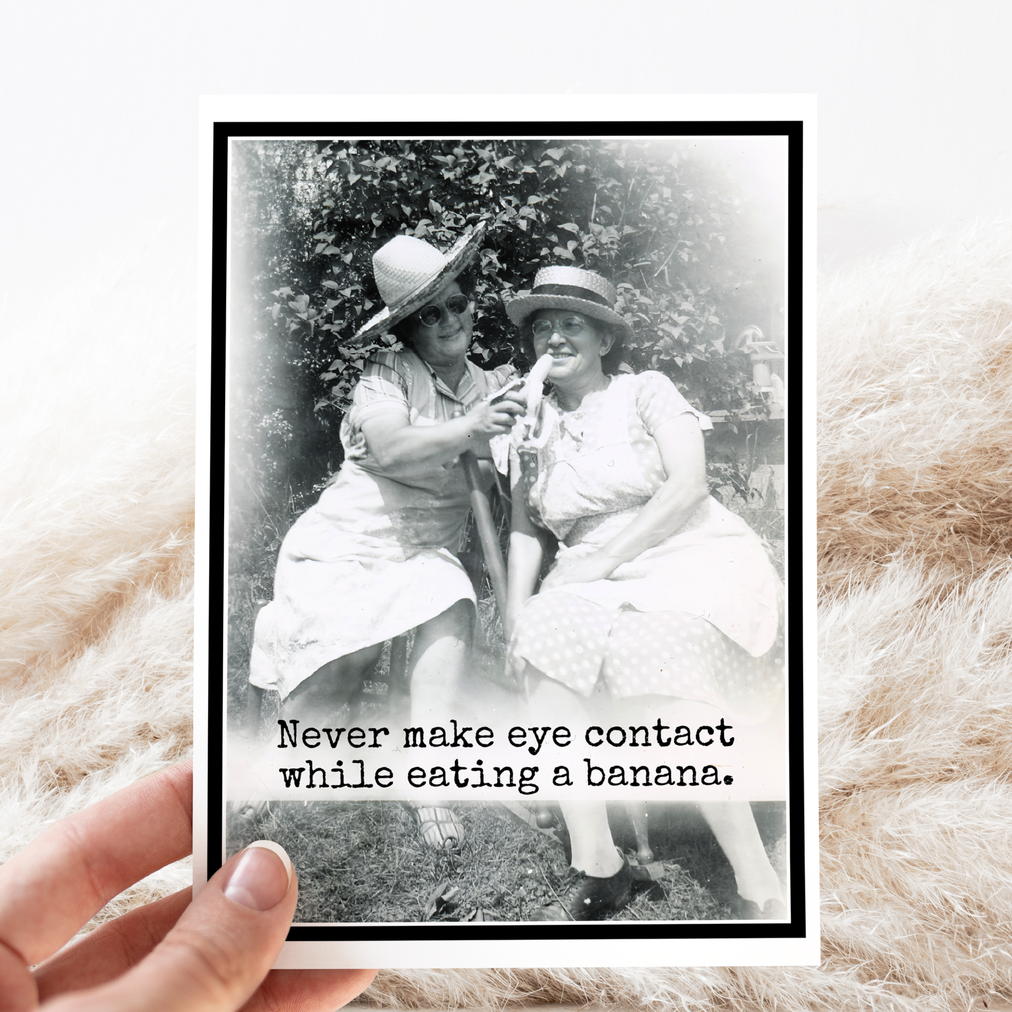 Raven's Rest Studio – wholesale Vardagliga hälsningskort – Roligt kort. Undvik ögonkontakt när du äter en banan.0