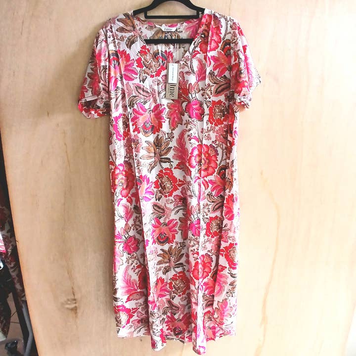 Leichtes Viskose-Sommerkleid 66972 Rosa Blumenmuster für den Großhandel von Cinnamon Creations