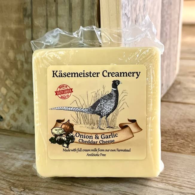 Lök- och vitlökscheddarost för wholesale av Kasemeister Creamery