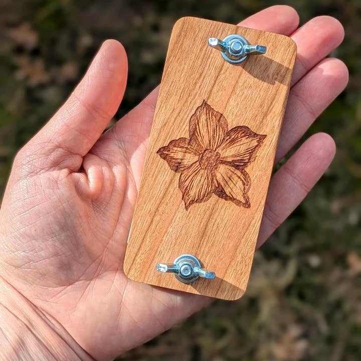 Presse à fleurs de poche avec motif de rose du désert | 2"x4" pour la vente par Macon Makes