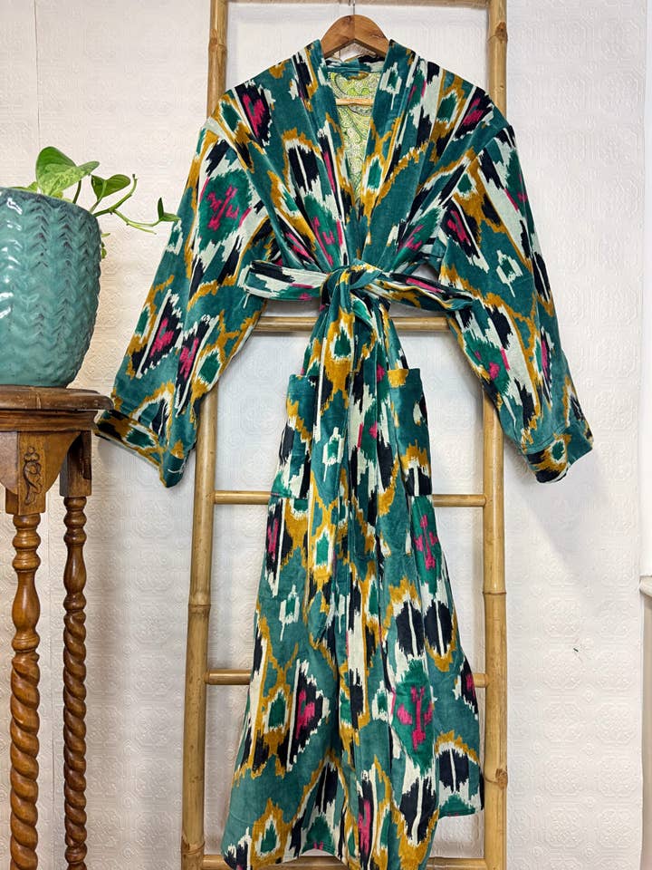 Weelderige Luxe Gedrukte Fluwelen Kamerjas met Indiase Zijde Sari voor wholesale door Essential Designs London