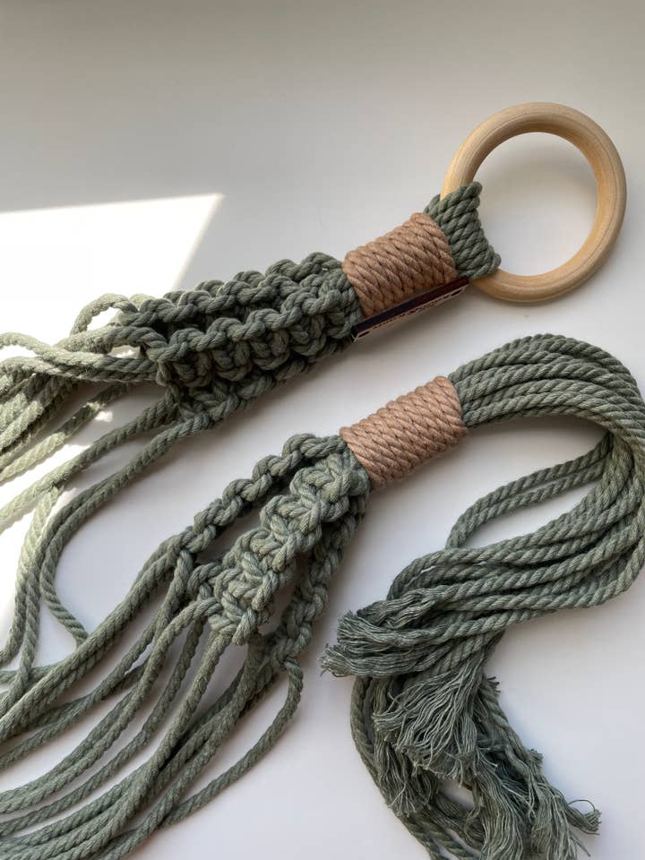 Cintre pour plantes de macramé pour la vente par Just Knots & Knots