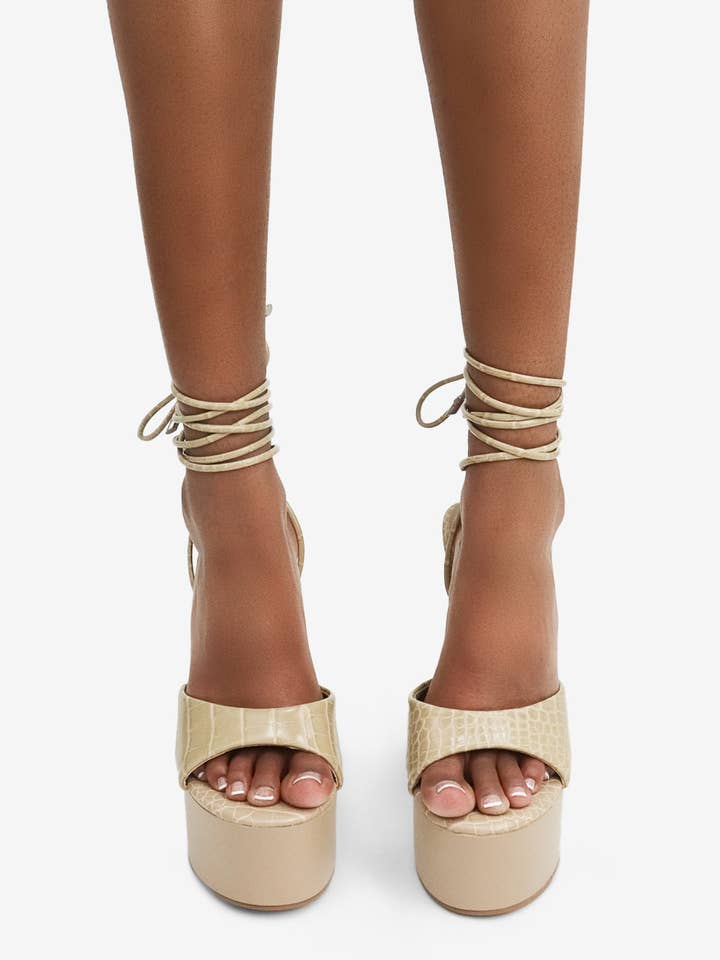 Lemonade Shoes – Großhandel Plateauschuhe – Damen – BEISS MICH - Skulpturale Plateauschuhe mit Knöchelriemen2