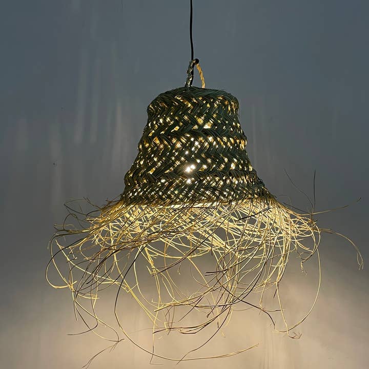 Suspension en raphia rustique – Lampe marocaine à franges tissée à la main for wholesale by LeBazare