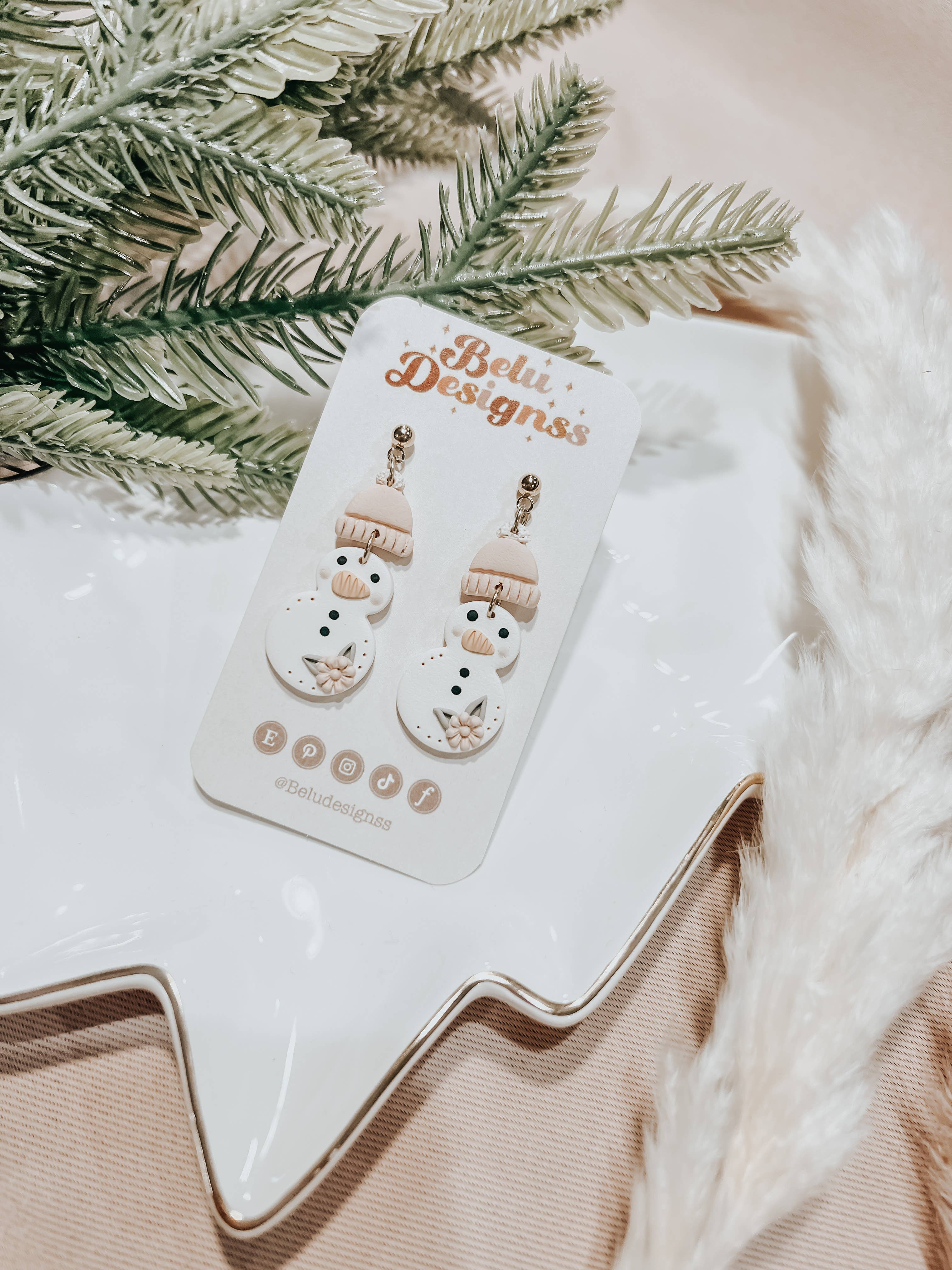 Belu Designss – Engroshandel Hængeøreringe og creoløreringe – Snemand med pink hat jul polymer ler øreringe4